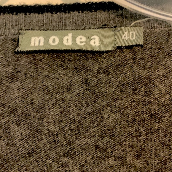 V-neck Cashmere sweater. - Picture 2 of 4